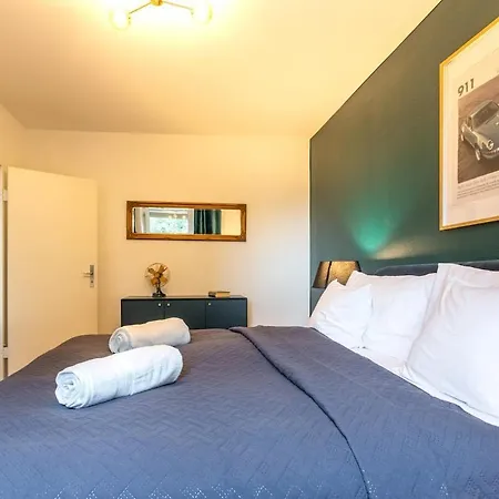 Lejlighed Chesterfield 3 Bedroom *