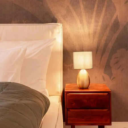 Апартаменти Chesterfield 3 Bedroom *