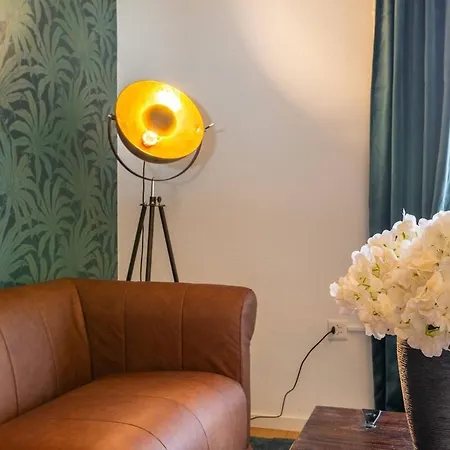 Chesterfield 3 Bedroom Апартаменти