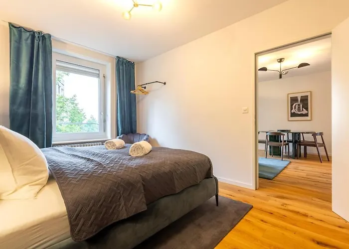 Chesterfield 3 Bedroom Apartment *