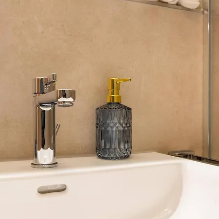 Chesterfield 3 Bedroom Zurich